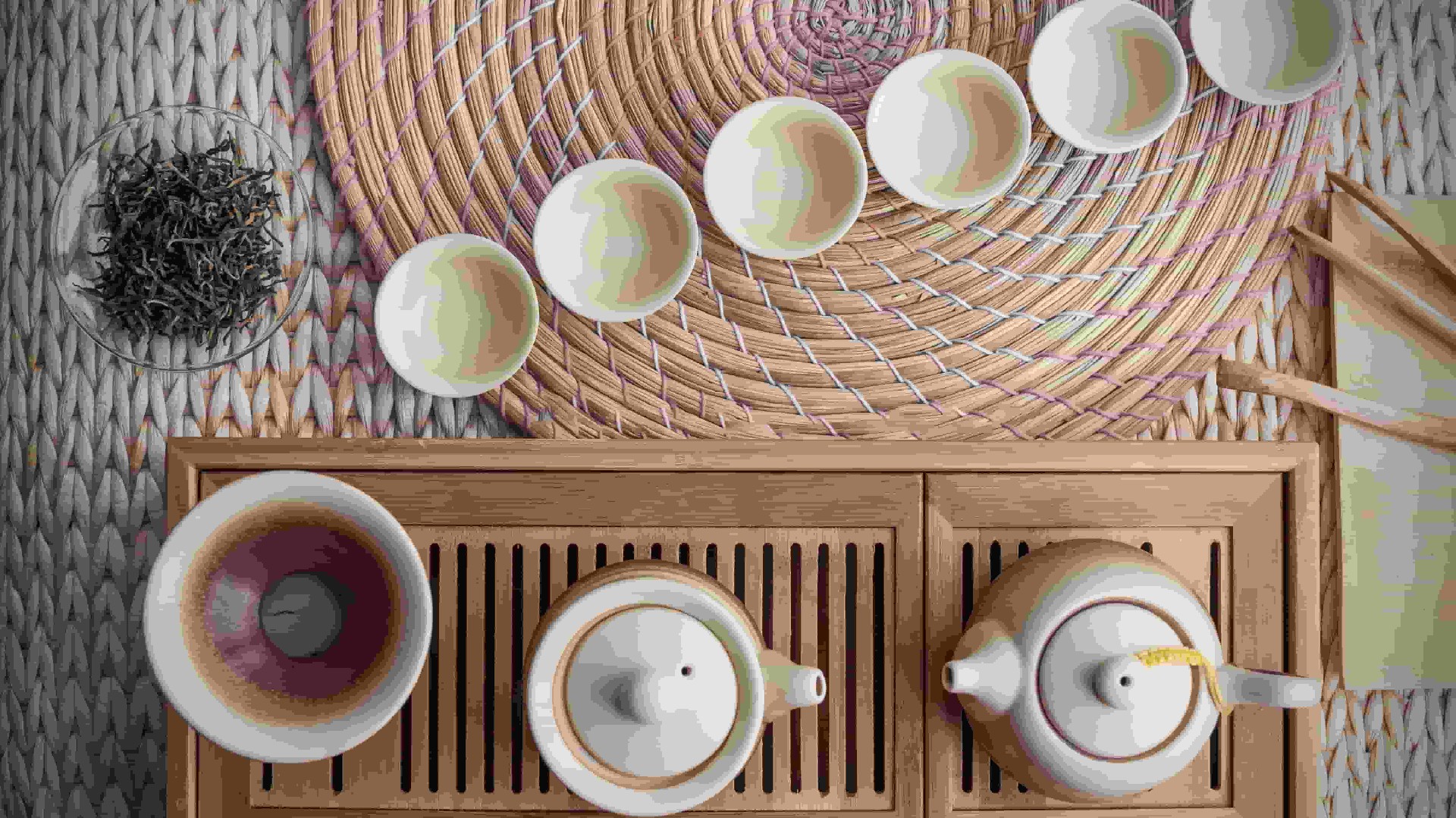 从主泡器到辅助配件，一套茶具各司其职
