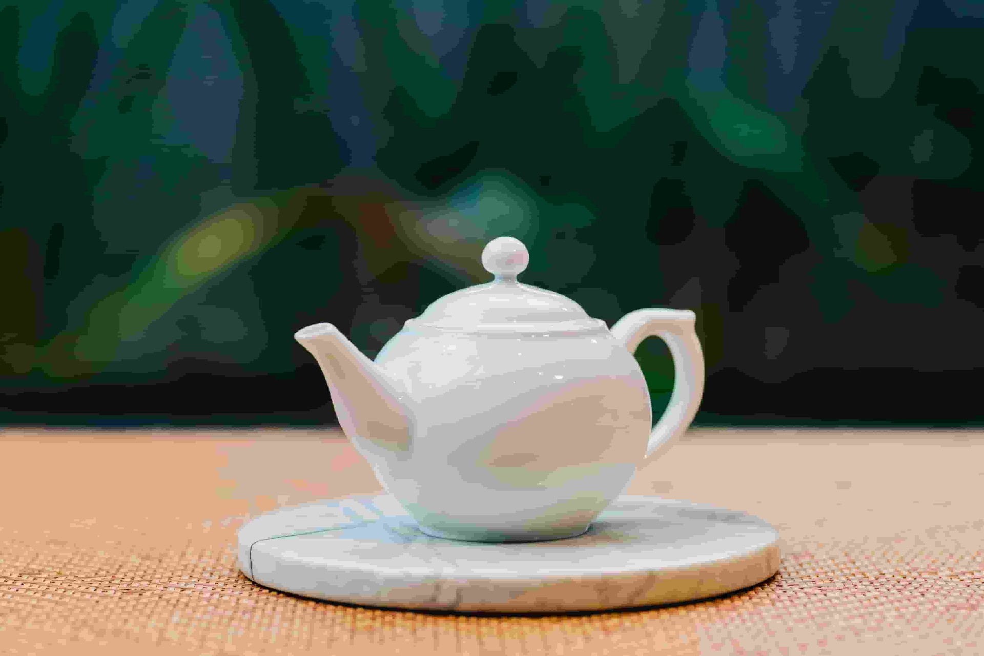 品茶礼仪：别人给你倒茶时手指敲桌的秘密