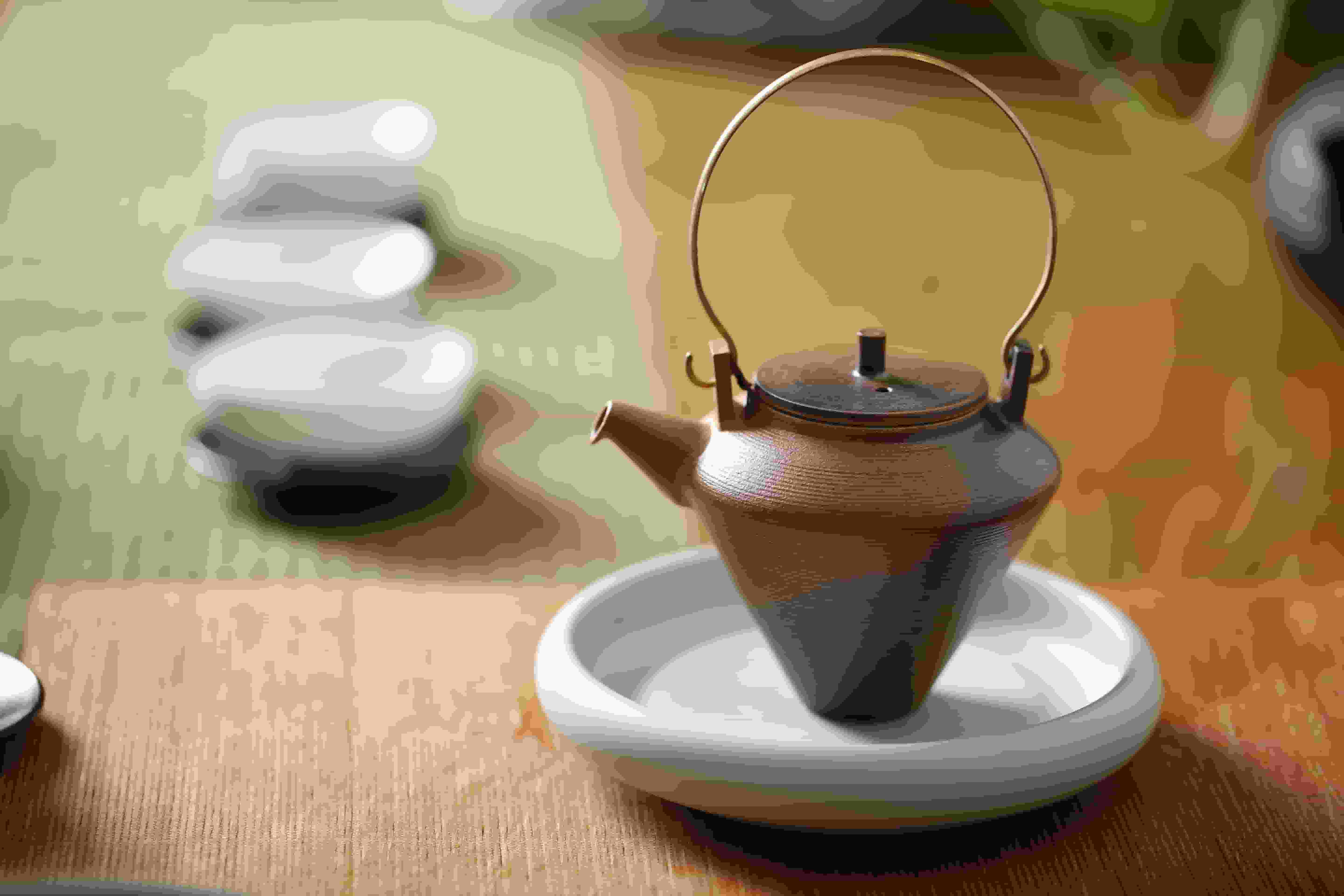 铁观音属于乌龙茶半发酵，常被误认为绿茶