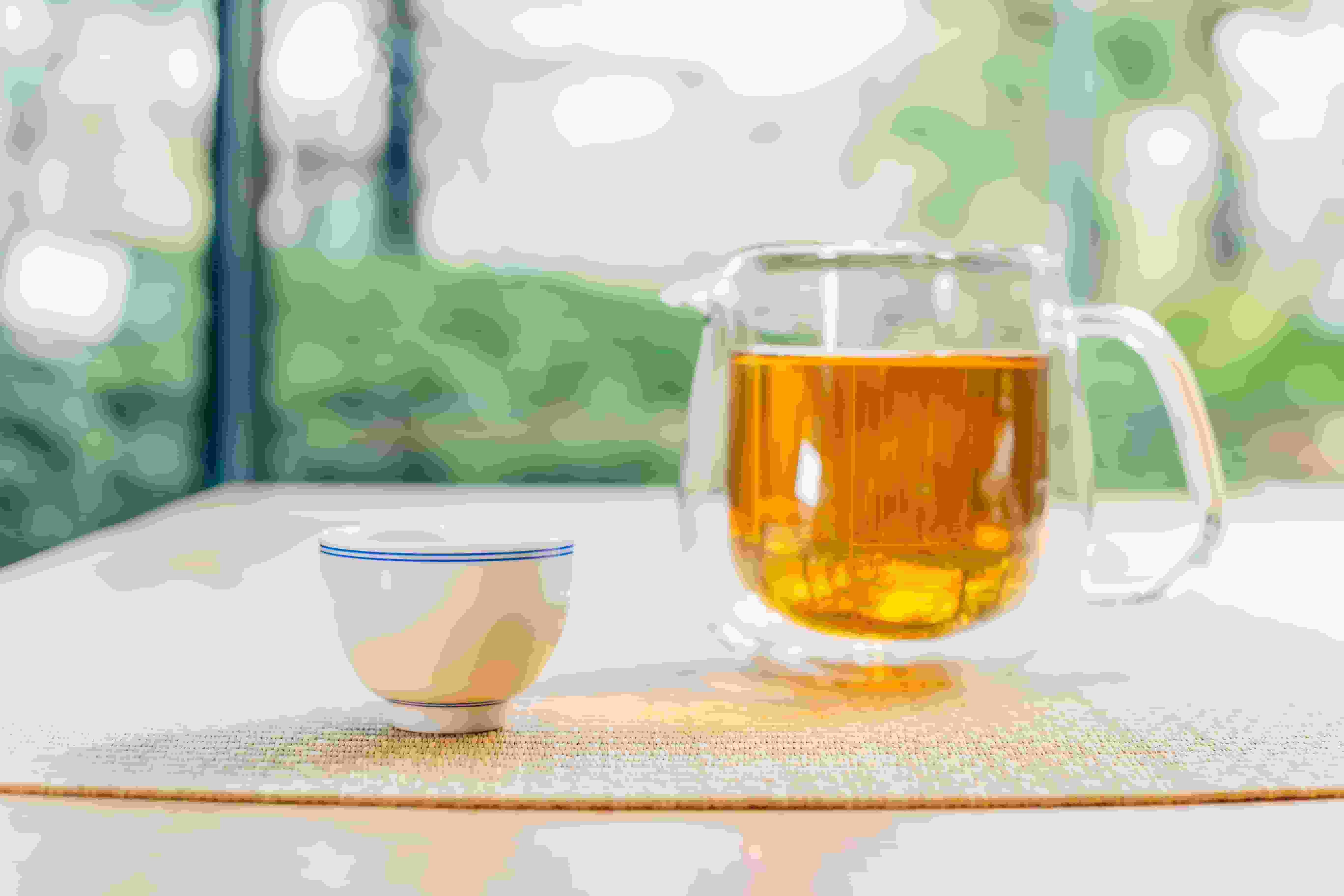 正宗西湖龙井形色香味俱有特征，需综合辨别